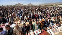 Umat Muslim melakukan doa bersama di Kbu Kota Sanaa, Yaman, Senin (6/6/2022) waktu setempat.  