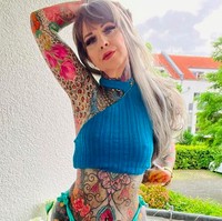 Kerstin Tristan disebut sebagai nenek gaul karena punya banyak tato. Tatonya tersebut banyak menyelimuti hampir seluruh kulit tubuhnya. Foto: dok. Instagram/@tattoo_butterfly_flower