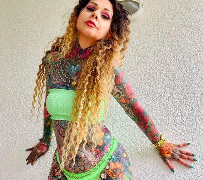 Sang nenek pun tampak masih berjiwa muda. Wanita yang berprofesi sebagai model senior itu kerap menunjukkan pesona seksinya dengan bikini atau lingerie. Foto: dok. Instagram/@tattoo_butterfly_flower