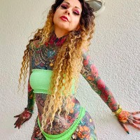 Sang nenek pun tampak masih berjiwa muda. Wanita yang berprofesi sebagai model senior itu kerap menunjukkan pesona seksinya dengan bikini atau lingerie. Foto: dok. Instagram/@tattoo_butterfly_flower