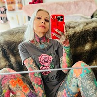 Pesona nenek badass yang juga bergabung di OnlyFans dengan memamerkan konten seksinya. Foto: dok. Instagram/@tattoo_butterfly_flower