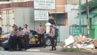 Dalam foto yang diterima detikcom, tampak polisi berjaga di Kantor Pusat Khilafatul Muslimin. Beberapa mobil patroli juga terlihat. (Foto: dok. Istimewa)