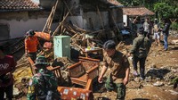 Banjir bandang menyebabkan belasan rumah rusak ringan dan berat serta satu jembatan penghubung antar desa terputus.