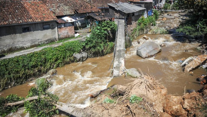 Banjir bandang menerjang Kampung Kaum Kidul, Ciwidey, Kabupaten Bandung, pada Senin (6/6) lalu. Akibatnya, belasan rumah rusak dan sebuah jembatan terputus.