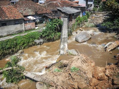Ciwidey Dihantam Banjir Bandang, Rumah Rusak, Jembatan Putus