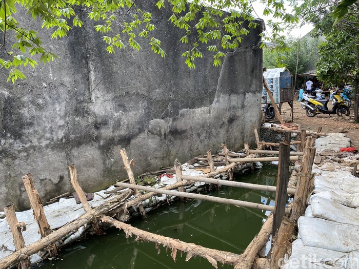 Kondisi saluran air antibanjir di kawasan Gang Statistik, Jl Haji Dogol, Pondok Bambu, Duren Sawit, Jakarta Timur, 7 Juni 2022. (Annisa Rizky Fadhila/detikcom)