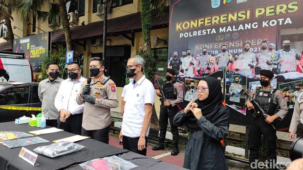 Konferensi pers pengungkapan kasus pembunuhan oleh Polresta Malang Kota.