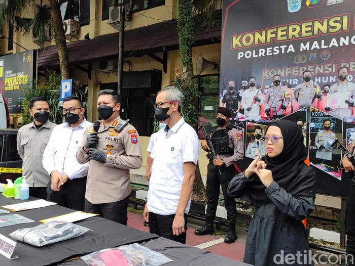 Konferensi pers pengungkapan kasus pembunuhan oleh Polresta Malang Kota.