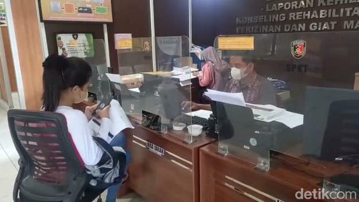 Korban saat melapor ke polisi.