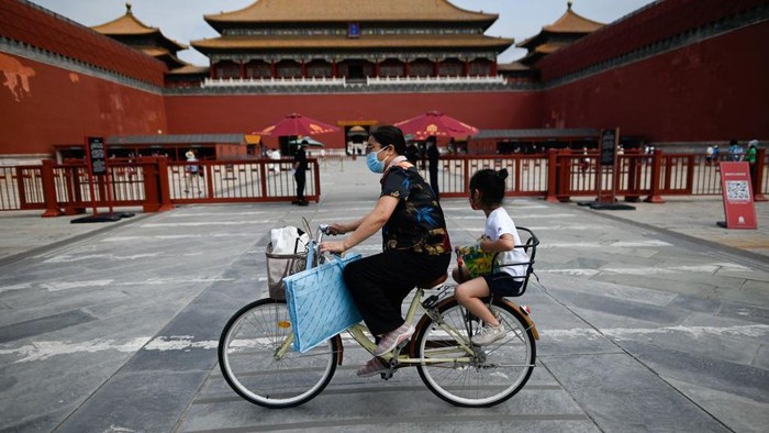 People visit the Forbidden City in Beijing on June 7, 2022, after the government eased some Covid-19 restrictions with most museums resuming in the city. (Photo by WANG Zhao / AFP) (Photo by WANG ZHAO/AFP via Getty Images)
