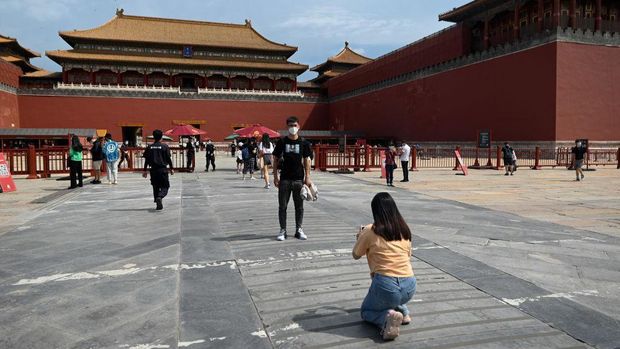 Kota Terlarang di Beijing Kembali Ramai Dikunjungi Wisatawan People visit the Forbidden City in Beijing on June 7, 2022, after the government eased some Covid-19 restrictions with most museums resuming in the city. (Photo by WANG Zhao / AFP) (Photo by WANG ZHAO/AFP via Getty Images)