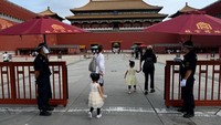 Orang-orang mengunjungi Kota Terlarang di Beijing, (7/6/2022), setelah pemerintah melonggarkan beberapa pembatasan Covid-19.