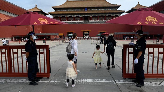 Kota Terlarang di Beijing Kembali Ramai Dikunjungi Wisatawan People visit the Forbidden City in Beijing on June 7, 2022, after the government eased some Covid-19 restrictions with most museums resuming in the city. (Photo by WANG Zhao / AFP) (Photo by WANG ZHAO/AFP via Getty Images)