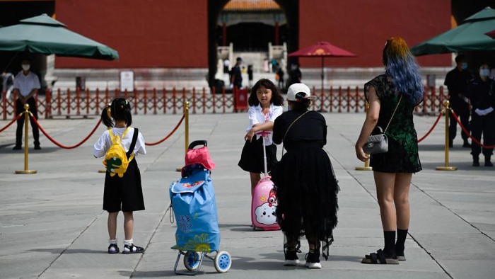 People visit the Forbidden City in Beijing on June 7, 2022, after the government eased some Covid-19 restrictions with most museums resuming in the city. (Photo by WANG Zhao / AFP) (Photo by WANG ZHAO/AFP via Getty Images)