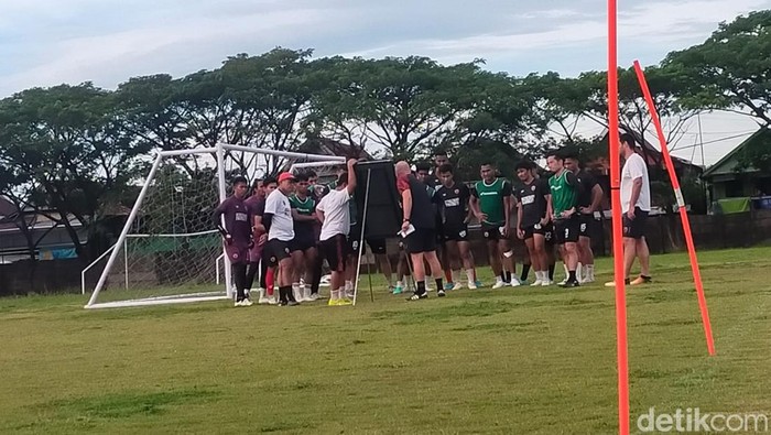 Pelatih PSM Makassar, Bernardo Tavares memberi pemahaman strategi ke pemain.