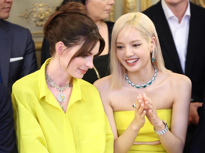 Lisa BLACKPINK dan Anne Hathaway PARIS, FRANCE - JUNE 06: Anne Hathaway and Lisa aka Lalisa Manoban attend BVLGARI EDEN THE GARDEN OF WONDERS on June 06, 2022 in Paris, France. (Photo by Daniele Venturelli/Getty Images for Bulgari)