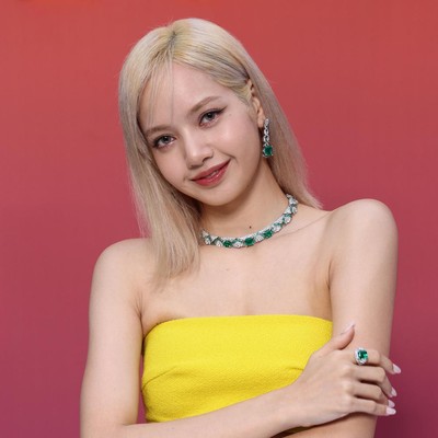 Lisa BLACKPINK di acara BVLGARI PARIS, FRANCE - JUNE 06: (L-R) Anne Hathaway and Lisa aka Lalisa Manoban attend the BVLGARI EDEN THE GARDEN OF WONDERS on June 06, 2022 in Paris, France. (Photo by Daniele Venturelli/Getty Images for Bvlgari)