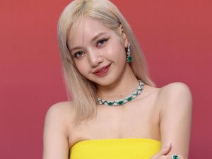 8 Gaya Lisa BLACKPINK di Acara BVLGARI, Serasi dengan Anne Hathaway