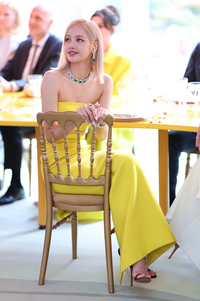 Selama acara berlangsung, Lisa BLACKPINK terlihat memukau dalam balutan two piece dress keluaran Pinkong. Dia memakai atasan bergaya bandeau dengan rok span yang terlihat sederhana. Namun menonjolkan koleksi perhiasan terbaru BVLGARI yang bermata zamrud. Foto: dok. Getty Images