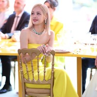 Selama acara berlangsung, Lisa BLACKPINK terlihat memukau dalam balutan two piece dress keluaran Pinkong. Dia memakai atasan bergaya bandeau dengan rok span yang terlihat sederhana. Namun menonjolkan koleksi perhiasan terbaru BVLGARI yang bermata zamrud. Foto: dok. Getty Images