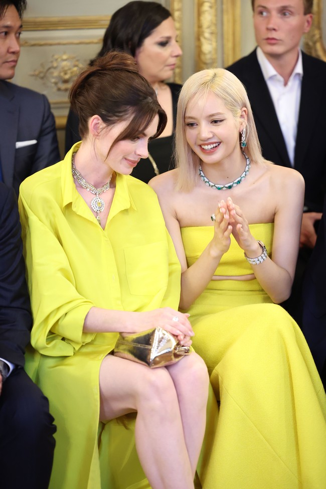 Foto Lisa BLACKPINK dan Anne Hathaway pun menghebohkan jagat maya. Terlebih keduanya terlihat serasi memakai busana berwarna kuning. Foto: dok. Getty Images