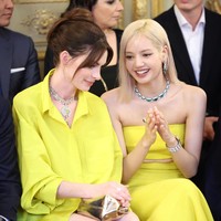 Foto Lisa BLACKPINK dan Anne Hathaway pun menghebohkan jagat maya. Terlebih keduanya terlihat serasi memakai busana berwarna kuning. Foto: dok. Getty Images