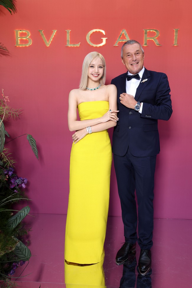 Aura bahagianya terpancar saat berpose dengan CEO BVLGARI, JC Babin. Dari rekaman video yang beredar, seorang penggemar memuji kecantikannya memakai bahasa Thailand sebelum dipotret. Foto: dok. Getty Images