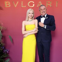 Aura bahagianya terpancar saat berpose dengan CEO BVLGARI, JC Babin. Dari rekaman video yang beredar, seorang penggemar memuji kecantikannya memakai bahasa Thailand sebelum dipotret. Foto: dok. Getty Images