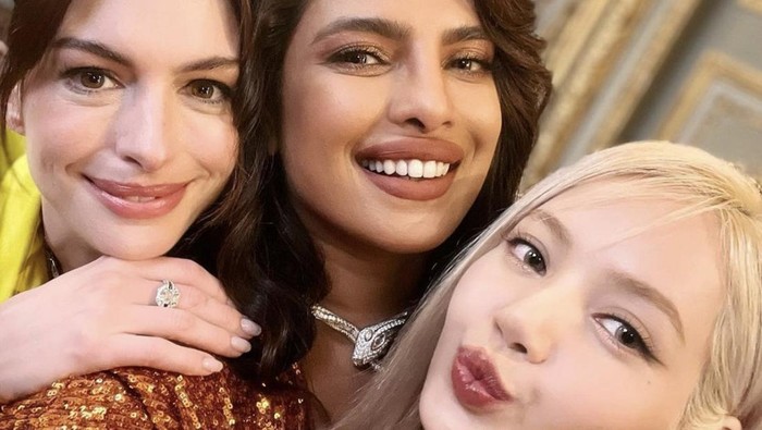 Lisa BLACKPINK, Priyanka Chopra, Anne Hathaway Selfie Lisa BLACKPINK bersama Priyanka Chopra, Anne Hathaway