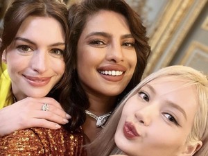 Selfie Cantik Lisa BLACKPINK Bareng Priyanka Chopra-Anne Hathaway