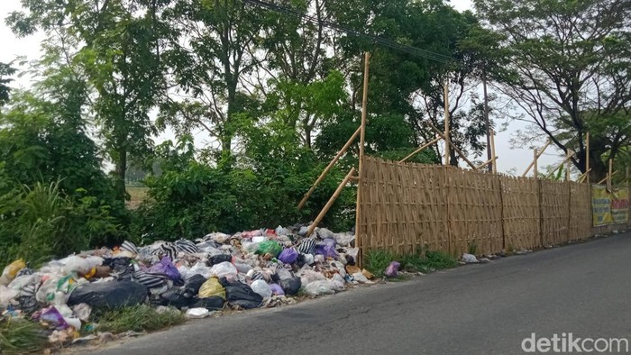 Lokasi pembuangan sampah liar di Jalan Raya Juwiring-Klaten