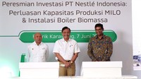 Menteri Koordinator Bidang Kemaritiman dan Investasi Republik Indonesia, Luhut Binsar Pandjaitan, Menteri Koperasi dan Usaha Kecil dan Menengah Teten Masduki didampingi Presiden Direktur PT Nestle Indonesia, Ganesan Ampalavanar saat meresmikan perluasan pabrik.