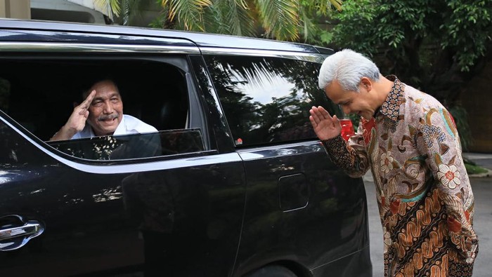 Menko Marives Luhut Binsar Pandjaitan bertemu dengan Ganjar Pranowo di rumah dinas Gubernur Jateng, Selasa (7/6/2022).