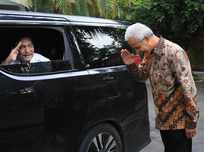 Menko Marives Luhut Binsar Pandjaitan bertemu dengan Ganjar Pranowo di rumah dinas Gubernur Jateng, Selasa (7/6/2022).