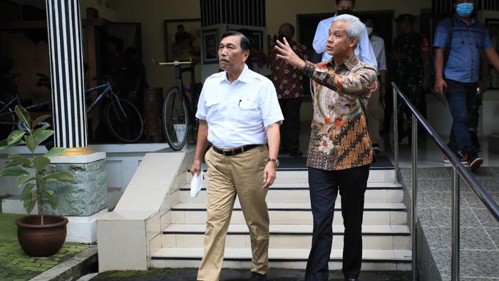 Menko Marives Luhut Binsar Pandjaitan bertemu dengan Ganjar Pranowo di rumah dinas Gubernur Jateng, Selasa (7/6/2022).