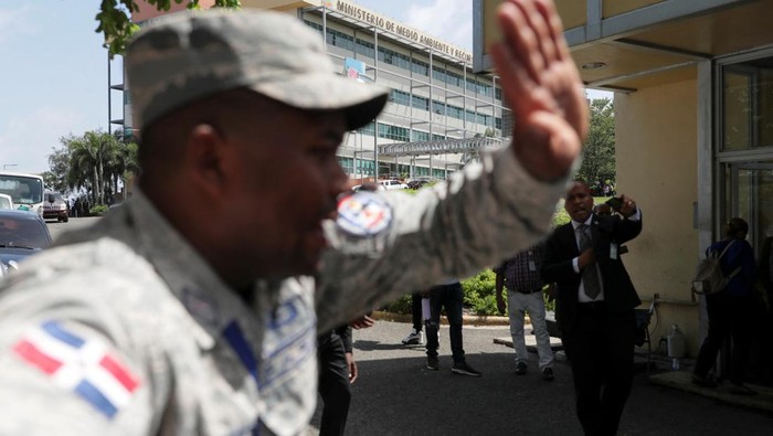 Menteri Lingkungan Hidup Dominika Ditembak Mati di Kantornya Police officers arrest the suspect in the shooting death of Dominican Republic Environment Minister Orlando Jorge Mera in Santo Domingo, Dominican Republic, June 6, 2022, in this still image obtained from video posted on social media. InfoENN.com/via REUTERS THIS IMAGE HAS BEEN SUPPLIED BY A THIRD PARTY. MANDATORY CREDIT. NO RESALES. NO ARCHIVES.