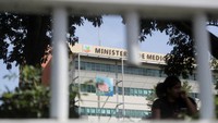 Mera sendiri merupakan seorang pengacara sekaligus salah satu pendiri Partai Modern Revolusioner.