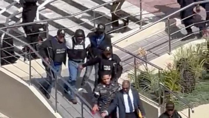 Menteri Lingkungan Hidup Dominika Ditembak Mati di Kantornya Police officers arrest the suspect in the shooting death of Dominican Republic Environment Minister Orlando Jorge Mera in Santo Domingo, Dominican Republic, June 6, 2022, in this still image obtained from video posted on social media. InfoENN.com/via REUTERS THIS IMAGE HAS BEEN SUPPLIED BY A THIRD PARTY. MANDATORY CREDIT. NO RESALES. NO ARCHIVES.