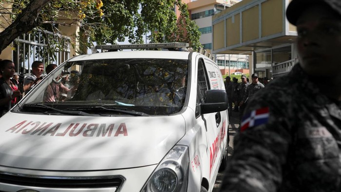 Menteri Lingkungan Hidup Dominika Ditembak Mati di Kantornya Police officers arrest the suspect in the shooting death of Dominican Republic Environment Minister Orlando Jorge Mera in Santo Domingo, Dominican Republic, June 6, 2022, in this still image obtained from video posted on social media. InfoENN.com/via REUTERS THIS IMAGE HAS BEEN SUPPLIED BY A THIRD PARTY. MANDATORY CREDIT. NO RESALES. NO ARCHIVES.
