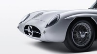 SLR Uhlenhaut Coupe merupakan versi paling tinggi dari mobil-mobil balap SLR yang dirilis Mercedes pada masanya. Memiliki 300 HP, mobil dengan delapan silinder ini mampu mencapai top speed 300 km/jam. (Foto: mercedes-benz.com)