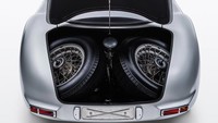 Hagerty (perusahaan yang menelusuri nilai mobil koleksi), Mercedes-Benz SLR coupe menjadi mobil dengan banderol harga paling mahal di dunia. Mengalahkan pemilik rekor tersebut sebelumnya yakni sebuah Ferrari 1963 250 GTO yang pada 2018 dijual dengan harga US$ 70 juta (Rp 1,012 triliun). (Foto: mercedes-benz.com)