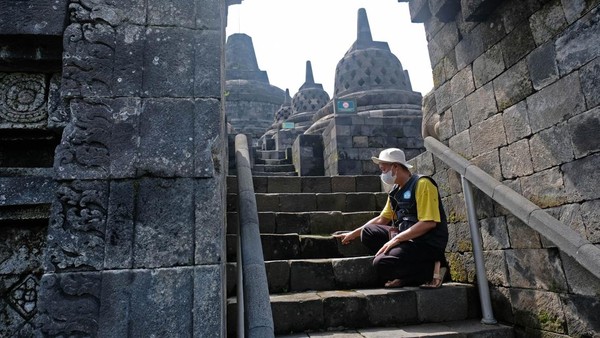 Kerusakan pun bermacam-macam, ada batuan candi yang tergores sekitar satu mili, 2 cm, bahkan ada yang 4 cm. Di beberapa tempat pun disebut terlihat ada batu-batu pembentuk candi yang sudah agak miring. Â Kerusakan pun bermacam-macam, ada batuan candi yang tergores sekitar satu mili, 2 cm, bahkan ada yang 4 cm. Di beberapa tempat pun disebut terlihat ada batu-batu pembentuk candi yang sudah agak miring. Â