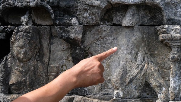 Petugas Balai Konservasi Borobudur (BKB) menunjukkan bagian batu candi yang rusak di Candi Borobudur, Magelang, Jawa Tengah, Selasa (7/6/2022).   