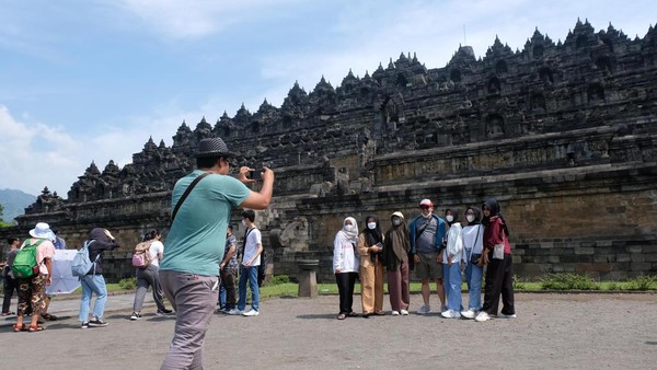 Salah satu upaya pemerintah untuk menanggulangi hal ini adalah dengan rencana kenaikan harga tiket untuk naik ke Candi Borobudur.  