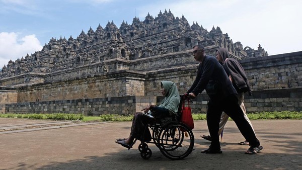 Diketahui pemerintah berencana menerapkan tarif naik ke bangunan Candi Borobudur sebesar Rp 750 ribu bagi wisatawan lokal dan 100 dolar Amerika untuk wisatawan asing. Rencana ini mendapatkan tanggapan beragam di kalangan masyarakat.  