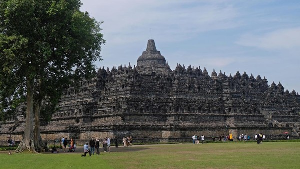 Selama ini, kelestarian Candi Borobudur memang disorot. Jumlah wisatawan yang terlalu banyak setiap harinya dikhawatirkan bikin Candi Borobudur rusak. Â Selama ini, kelestarian Candi Borobudur memang disorot. Jumlah wisatawan yang terlalu banyak setiap harinya dikhawatirkan bikin Candi Borobudur rusak. Â