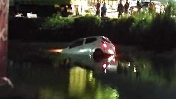 mobil tenggelam di sidoarjo