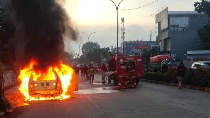 Mobil terbakar di Tangsel