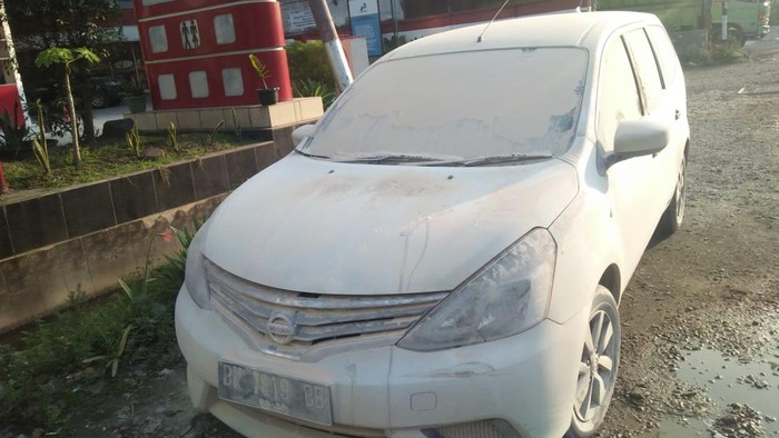 Mobil yang terbakar di SPBU Letda Sujono Medan