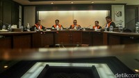 Sidang hari ini dihadiri majelis kehormatan partai yakni Wihadi Wiyanto, Munatsir Mustaman, Raka Gani Pissani, Yunico Syahrir, dan Suhono.